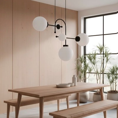Sala de jantar minimalista com mesa e bancos de madeira, luminária com globos brancos e plantas perto da janela.