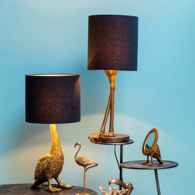 Lâmpadas decorativas com bases de ganso dourado e abajures pretos em mesas redondas de metal