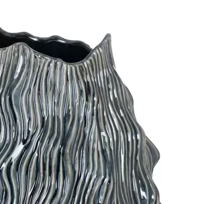 Vaso decorativo em cerâmica cinza escuro com textura ondulada