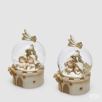 Conjunto de duas bolas de neve decorativas com base de castelo e figuras natalícias dentro.