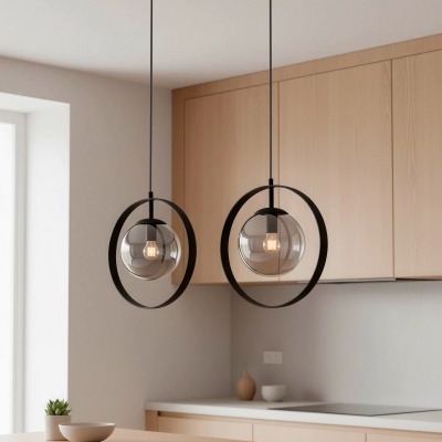 Lustre pendente com globos de vidro transparente e estrutura negra numa cozinha com móveis de madeira clara
