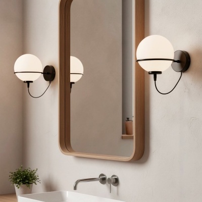 Espelho retangular de madeira com duas arandelas de luz e lavatório branco num ambiente de casa de banho