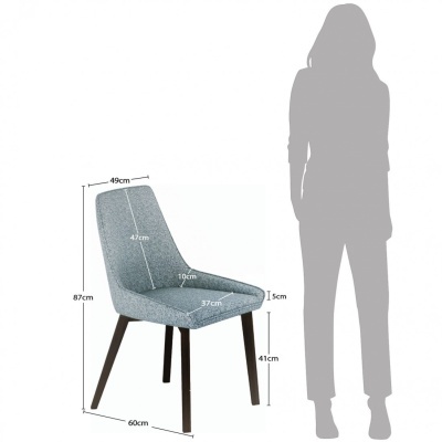 cadeira estofada cinza com pernas de madeira escura e medidas indicadas