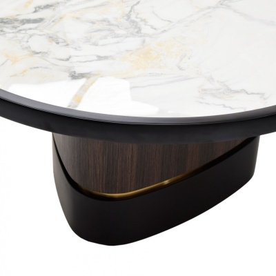 Mesa redonda com tampo em mármore branco e base em madeira escura com detalhe dourado