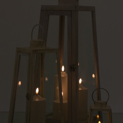 Lanternas de madeira e vidro com velas acesas