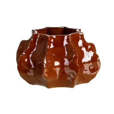 Vaso de cerâmica castanho com acabamento brilhante e forma ondulada