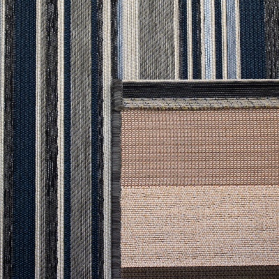 tapete listrado com várias texturas e cores cinza, bege, azul e preto com uma dobra na borda