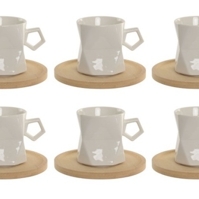 Conjunto de seis chávenas de cerâmica branca com pires de madeira.