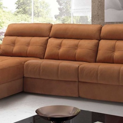 Sofá em L castanho numa sala moderna com janela grande