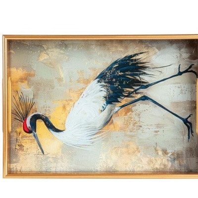 Pintura de garça estilizada em quadro com moldura dourada