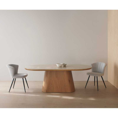 Mesa de jantar oval em madeira clara com duas cadeiras cinza claro