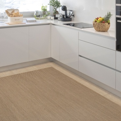 Tapete azul claro com padrão discreto numa cozinha moderna branca