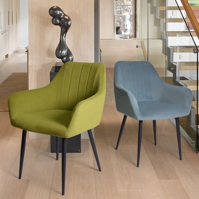 Duas cadeiras estofadas verde oliva e azul claro com pernas pretas em piso de madeira