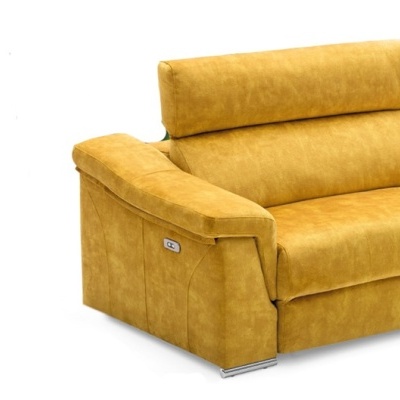 Sofá amarelo ocre em tecido com apoio de braço almofadado e controlo elétrico