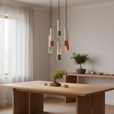 Mesa de madeira clara com candeeiro pendente colorido e decoração minimalista