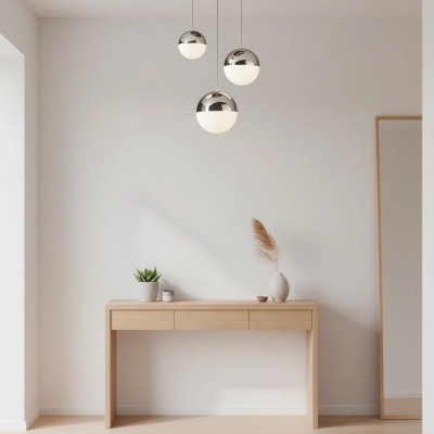 Aparador de madeira com vasos e luminária pendente de globos