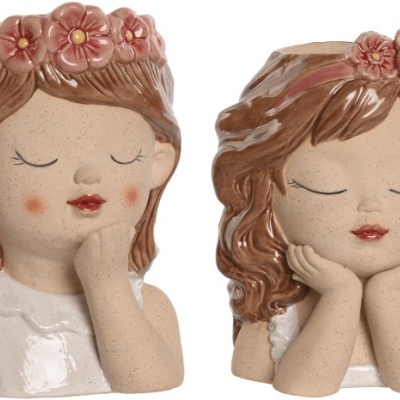 Duas figuras decorativas femininas em cerâmica com coroas de flores rosas e vestidos brancos