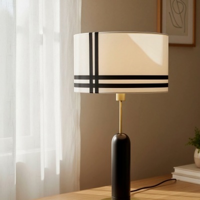 Candeeiro de mesa com base preta e abajur branco com riscas pretas