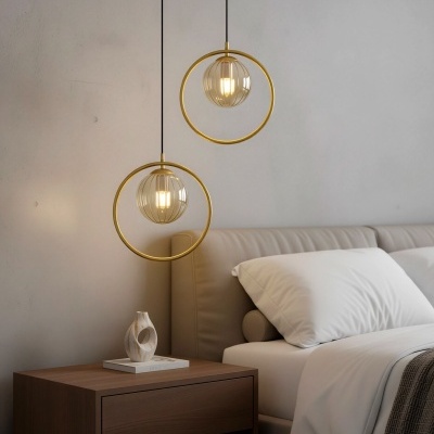 Lâmpadas de teto douradas com bulbo de vidro e cama com mesa de cabeceira de madeira