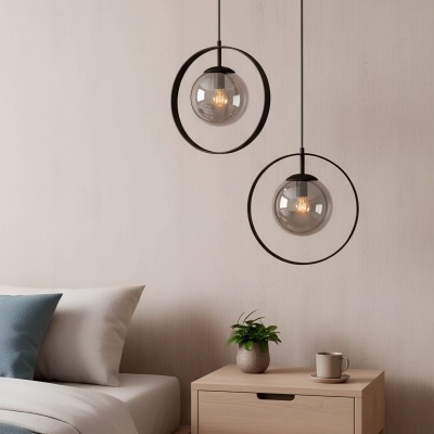 Quarto com cama, mesa de cabeceira com vaso e chávena, lâmpadas pendentes