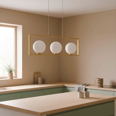 Cozinha moderna com armários verdes e iluminação pendente com globos brancos.