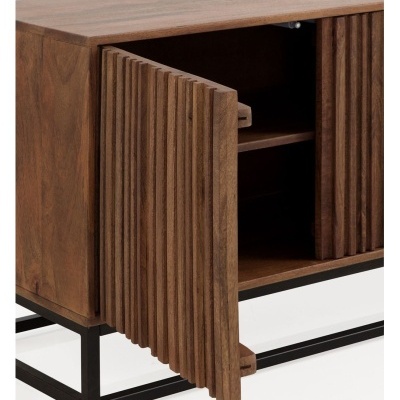 Aparador em madeira castanha com porta ripada e estrutura metálica preta
