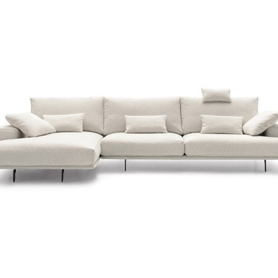 Sofá branco moderno com chaise longue e várias almofadas
