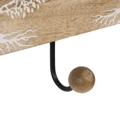 Gancho de parede em madeira clara com decoração branca e gancho preto com ponta esférica de madeira