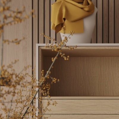 Lenço amarelo exibido num manequim sobre uma estante de madeira com parede de painéis em fundo.