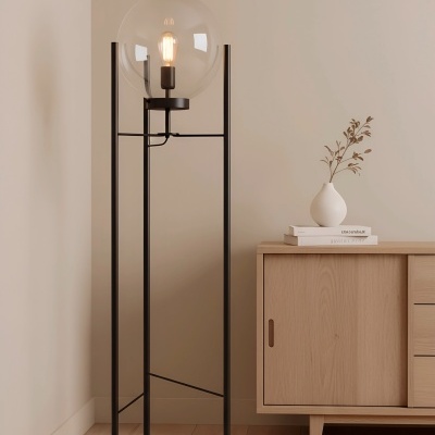 Luminária de pé moderna com globo de vidro e móvel de madeira com vaso branco