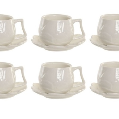 Seis chávenas brancas com pires em fundo branco