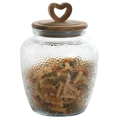 Pote de vidro com textura martelada, tampa de madeira com coração e massa fusilli colorida dentro