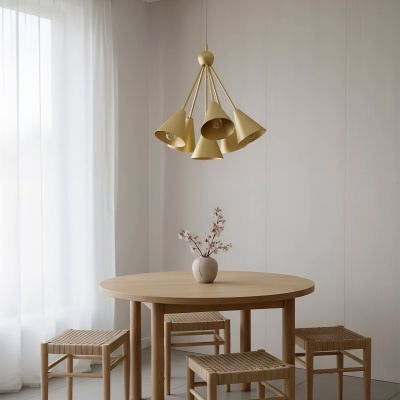 Mesa de jantar redonda em madeira clara com quatro bancos trançados e candeeiro dourado suspenso