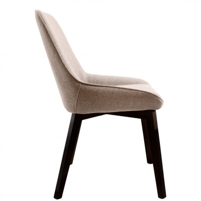 Cadeira estofada bege com pernas de madeira escura vista lateral