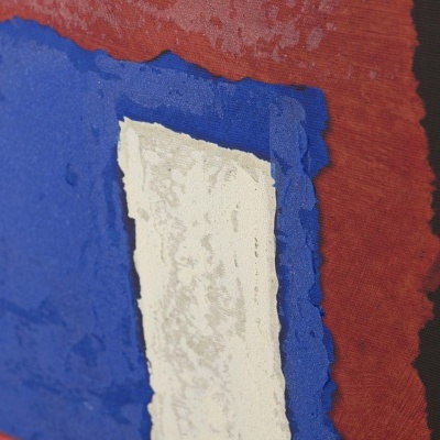 Pormenor de pintura abstrata colorida com formas geométricas