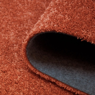 Tapete castanho avermelhado de pelo alto com parte inferior cinza