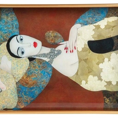 Quadro de mulher reclinada com vestido floral e colar em moldura dourada