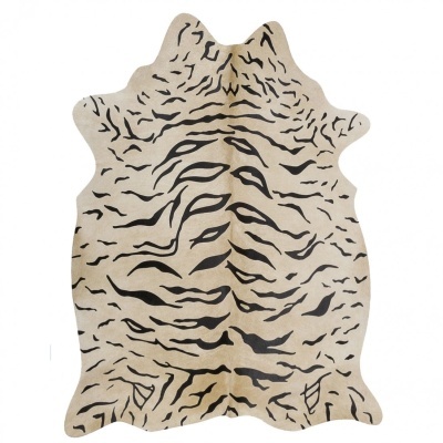 Tapete bege com riscas negras em padrão irregular que imita pele de animal.