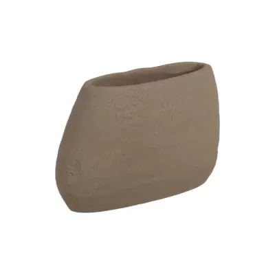 Vaso ou cachepô de cerâmica castanha com textura áspera e formato oval irregular