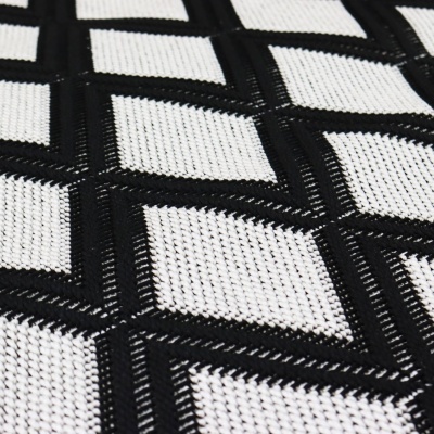 Tecido branco com padrão geométrico preto em ziguezague