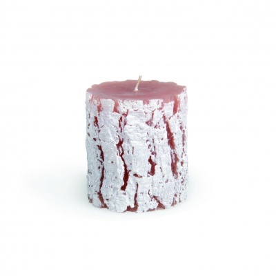 Vela cilíndrica rosa com textura branca que imita casca de árvore