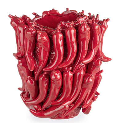Vaso vermelho de cerâmica com pimentos em relevo