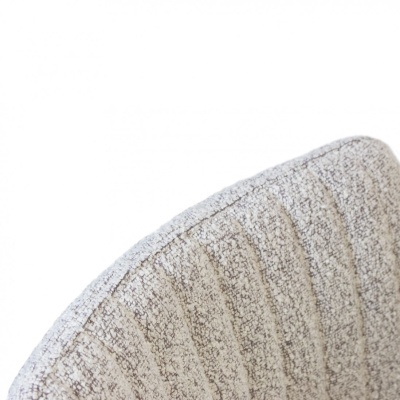 Canto superior de cadeira estofada cinza bege com padrões verticais