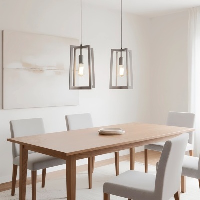 Mesa de jantar em madeira clara com cadeiras brancas e lâmpadas pendentes em sala branca