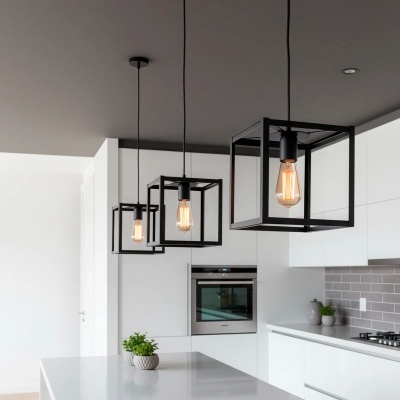 Cozinha branca moderna com candeeiros suspensos pretos em forma de cubo e lâmpadas Edison