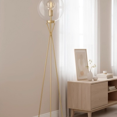 Lâmpada de pé dourada com cúpula transparente em sala minimalista com móvel de madeira clara
