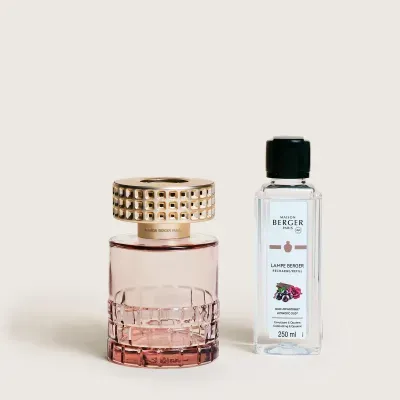 Difusor de aroma rosa com tampa dourada e frasco de recarga transparente com tampa preta