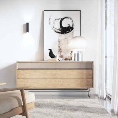 Móvel de madeira clara com gavetas cinza e decoração moderna minimalista