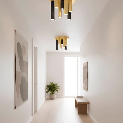 Luminária de teto dourada e preta no teto branco de corredor minimalista com chão de madeira clara e decoração simples