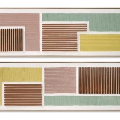Duas pinturas abstratas retangulares com linhas coloridas e moldura de madeira clara